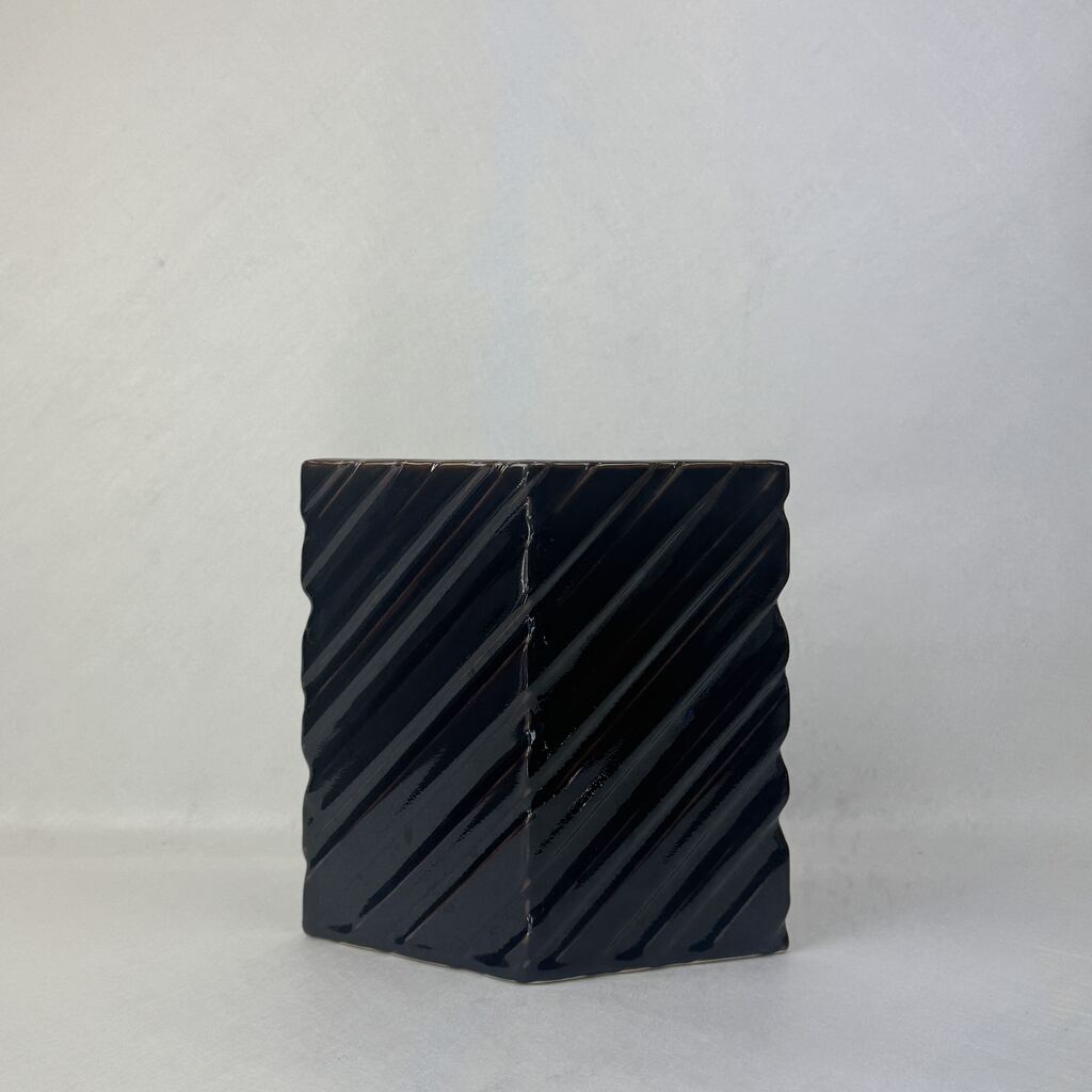 n05798